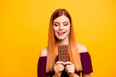 femme regardant du chocolat