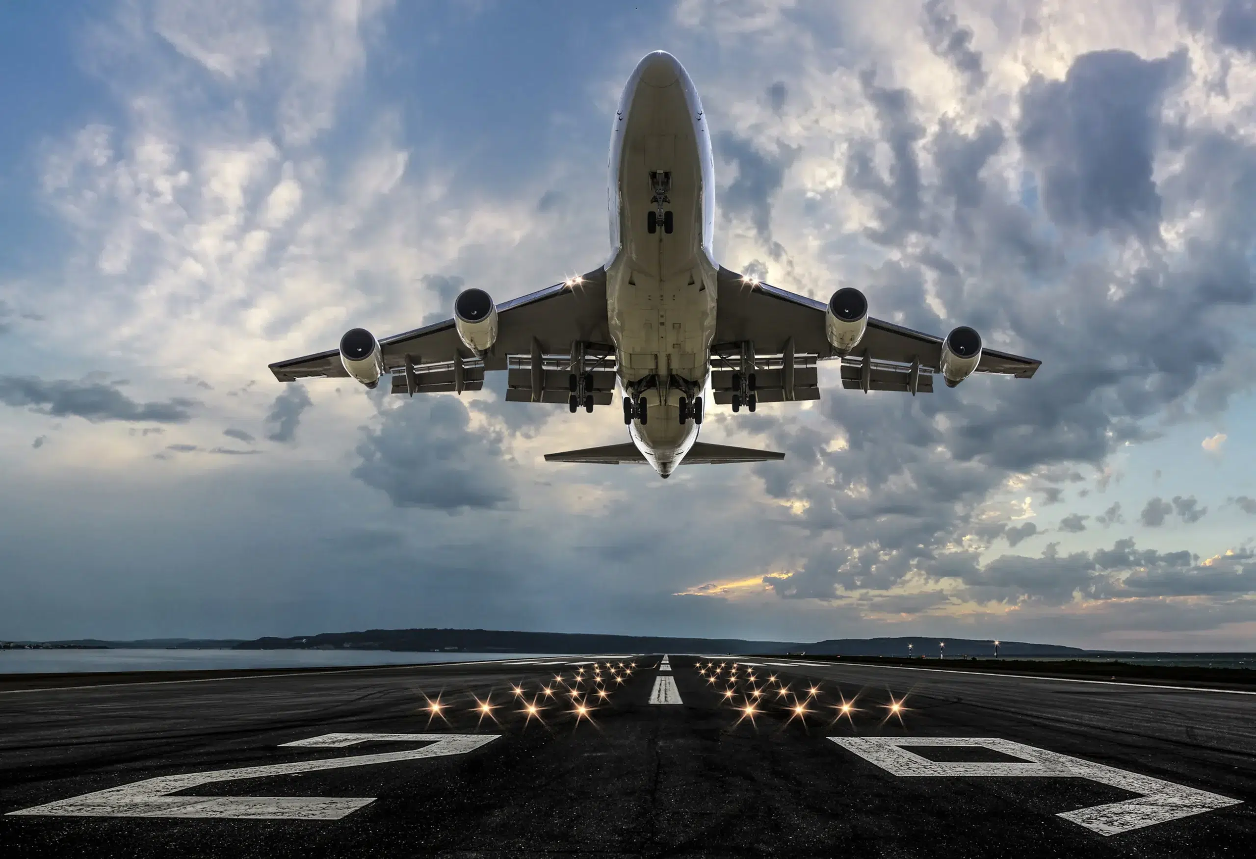 avion décollant de l'aéroport