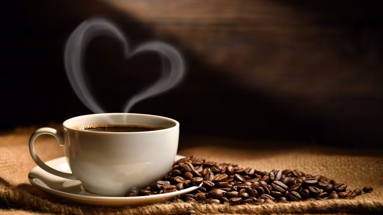 Tasse de café avec coeur.