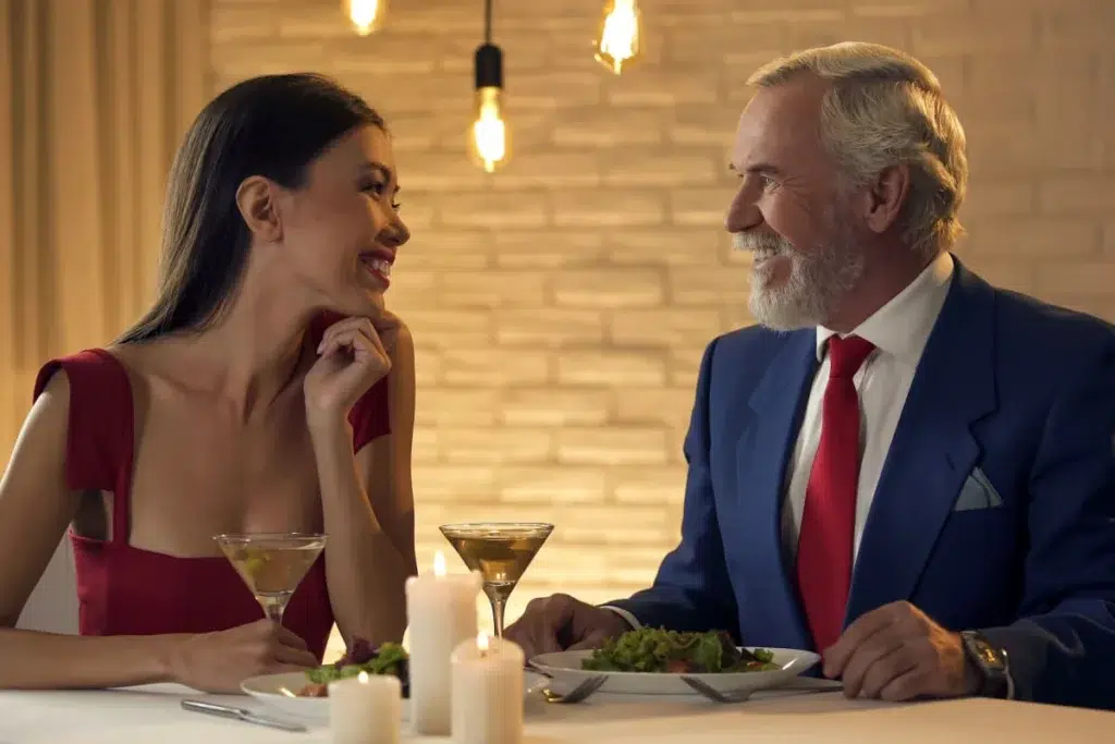Comment parler de votre mission lors du premier rendez-vous homme plus âgé et jeune fille lors d'un dîner en riant